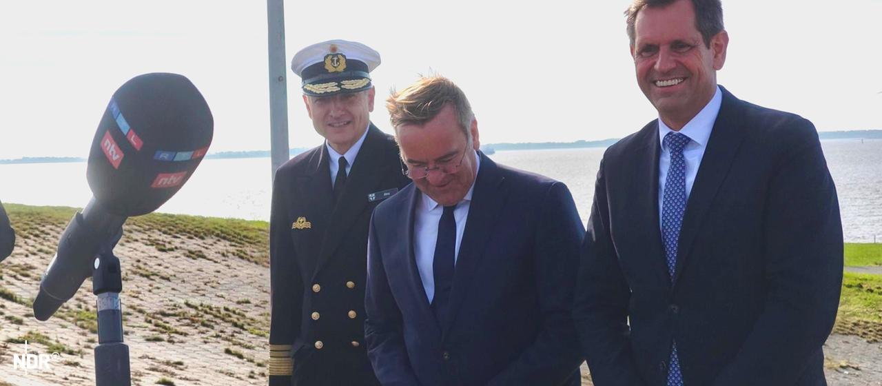 In Emden entsteht ein neuer Marinehafen. Inspekteur der Marine, Vizeadmiral Wilhelm Tobias Abry (li), Boris Pistorius (Mitte) und Olaf Lies (re) bei einem Pressetermin in Emden. 