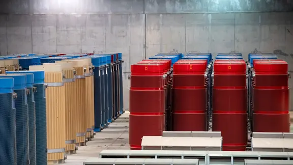 Container mit hochradioaktivem Abfall und Transporthauben befinden sich in einem Atomzwischenlager in Gorleben. | picture-alliance/dpa | Sina Schuldt, Sina Schuldt Container mit hochradioaktivem Abfall und Transporthauben befinden sich in einem Atomzwischenlager in Gorleben.