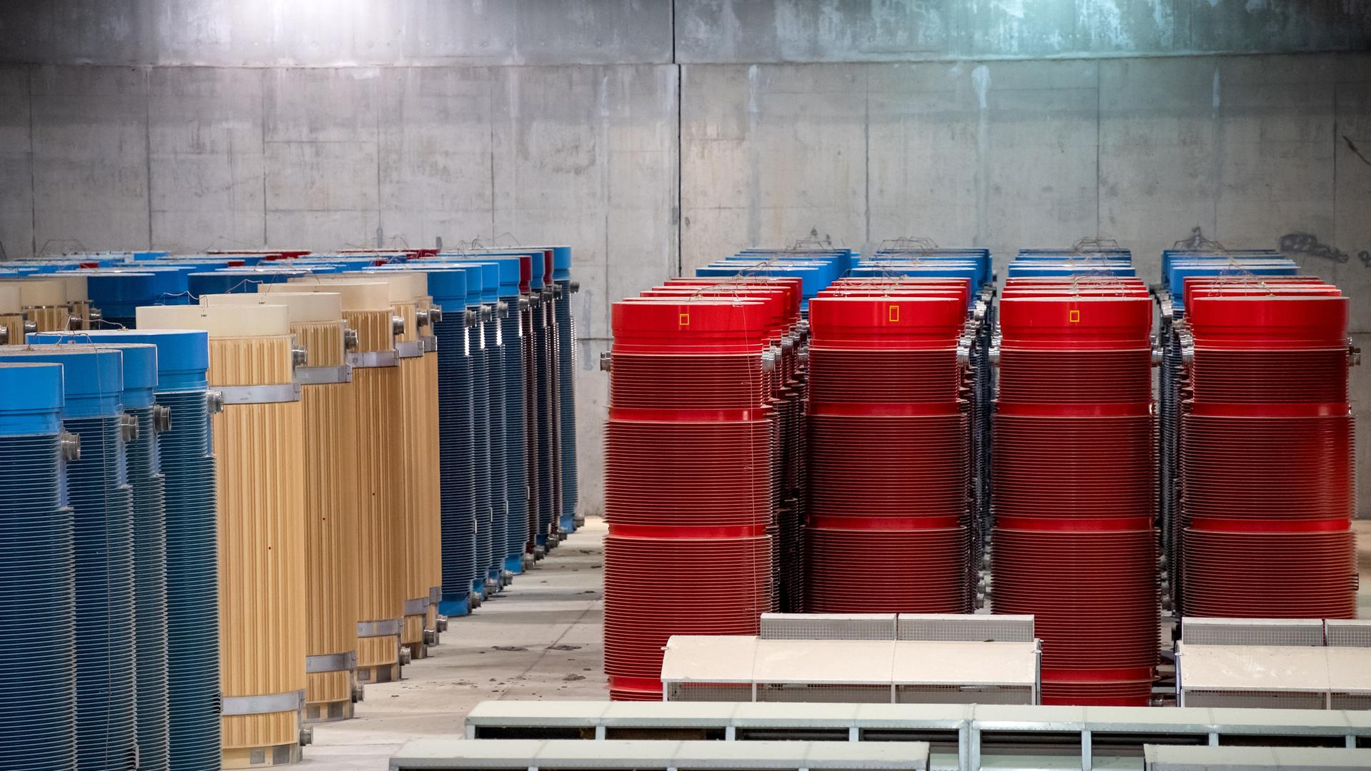 Behälter mit hochradioaktiven Abfällen und Transporthauben stehen in einem atomaren Zwischenlager in Gorleben. | picture alliance / dpa | Sina Schuldt, Sina Schuldt