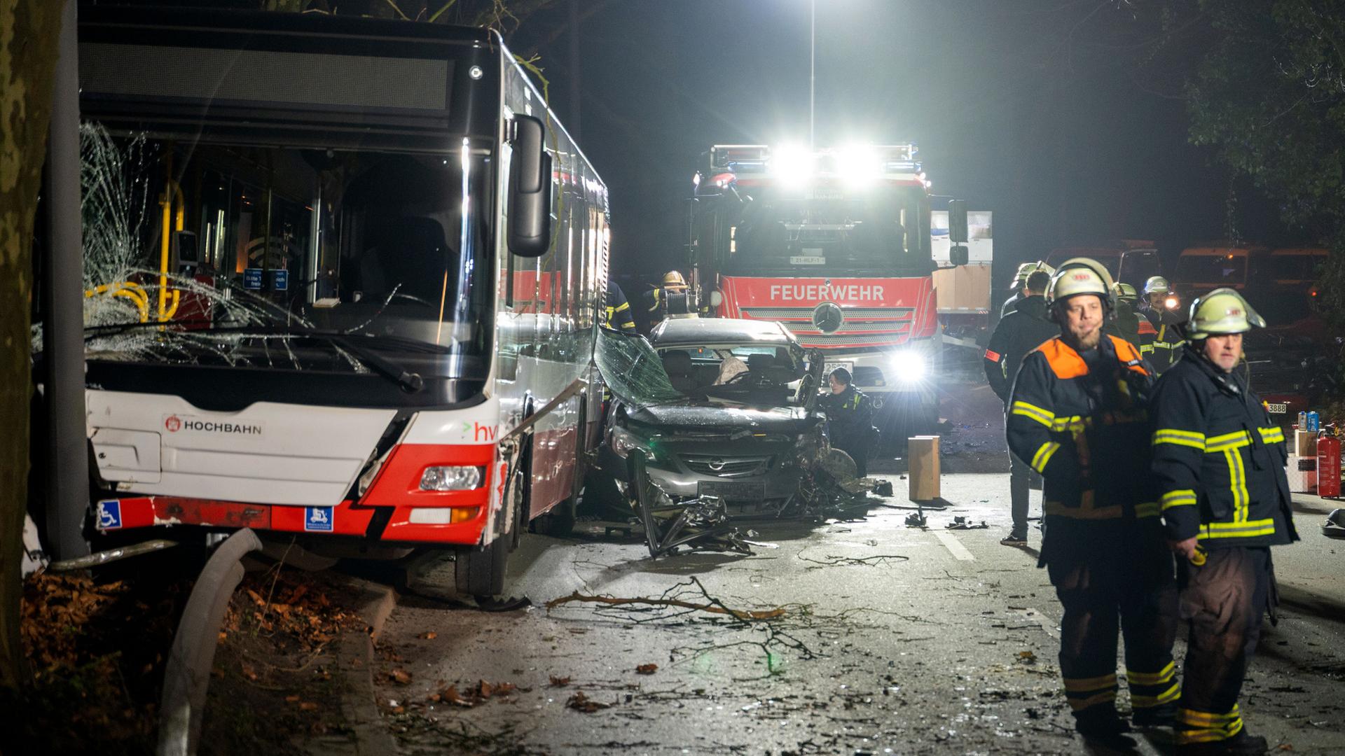 Hamburg-Bramfeld: Verfolgungsjagd endet in Kollision mit Linienbus