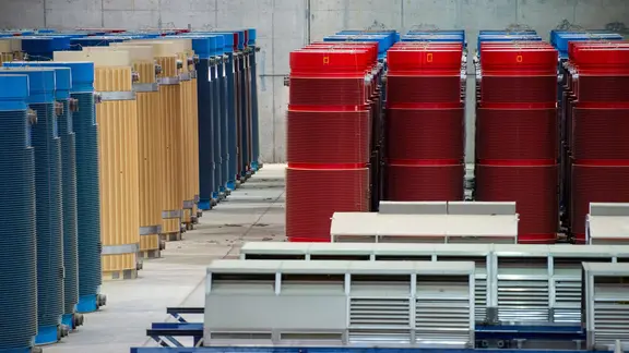 Behälter mit hochradioaktiven Abfällen und Transporthauben stehen im atomaren Zwischenlager Gorleben.