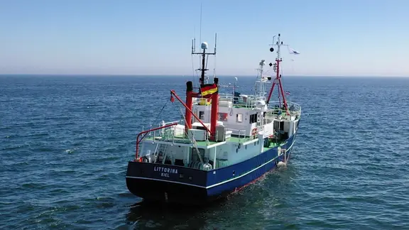 Ein Forschungsschiff ist auf dem Meer unterwegs. Es ist die "Littorina"