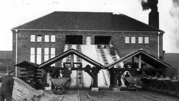 Loren und Klinkerwerk auf dem Gelände des KZ Neuengamme (1944).