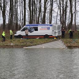 Teile eines Frachtschiffs werden aus dem Mittellandkanal geborgen.