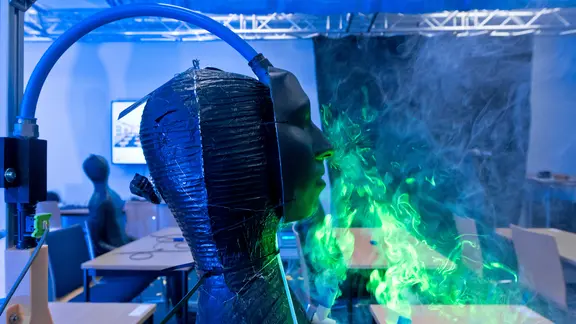 Mit Hilfe von Rauch und Licht in einem nachgebauten Klassenzimmer untersuchen Mitarbeiter des Deutschen Zentrums für Luft- und Raumfahrt e.V (DLR), die Verbreitung von Aerosolen in der Luft im Zusammenhang mit dem Corona-Virus.
