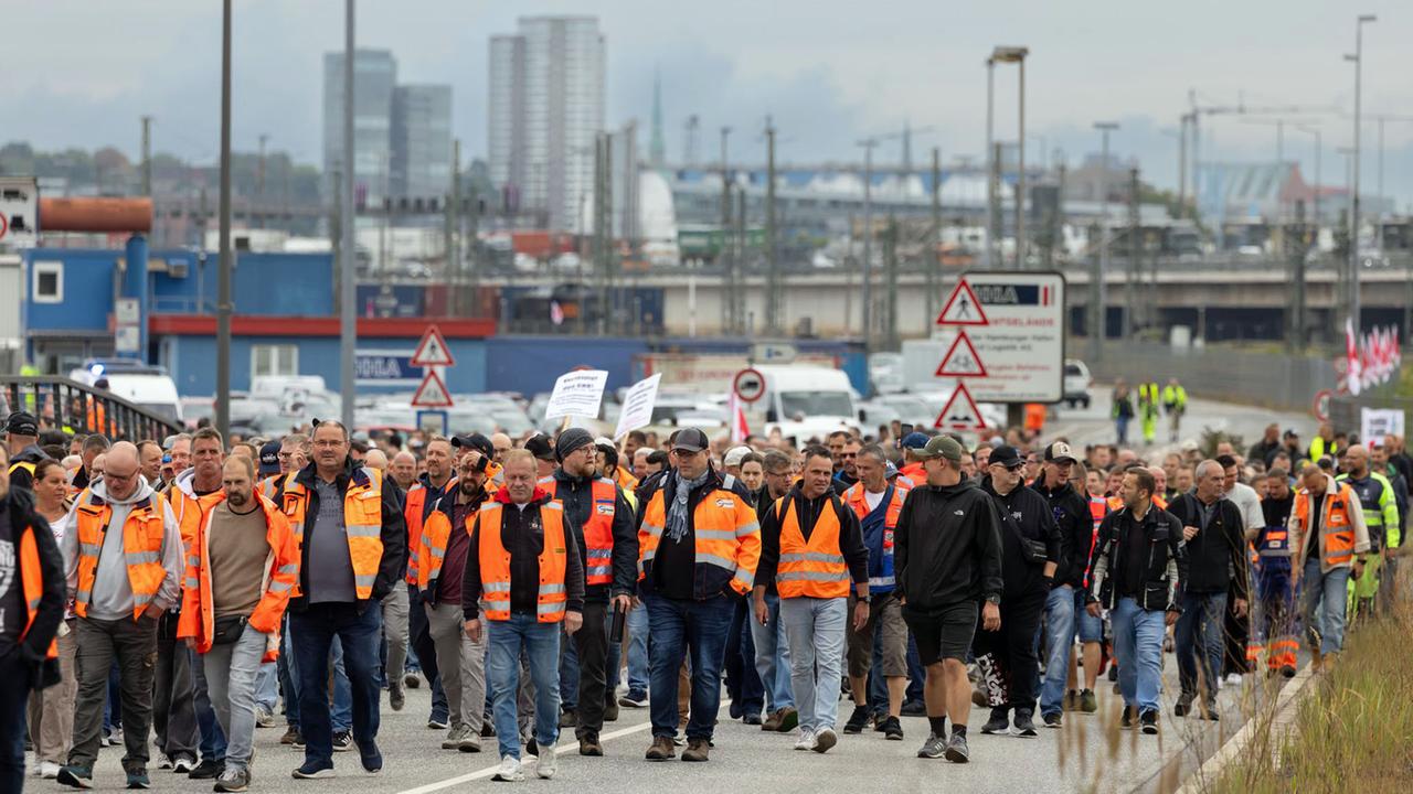 Warnstreik für höhere Löhne legt Seehäfen weitgehend lahm