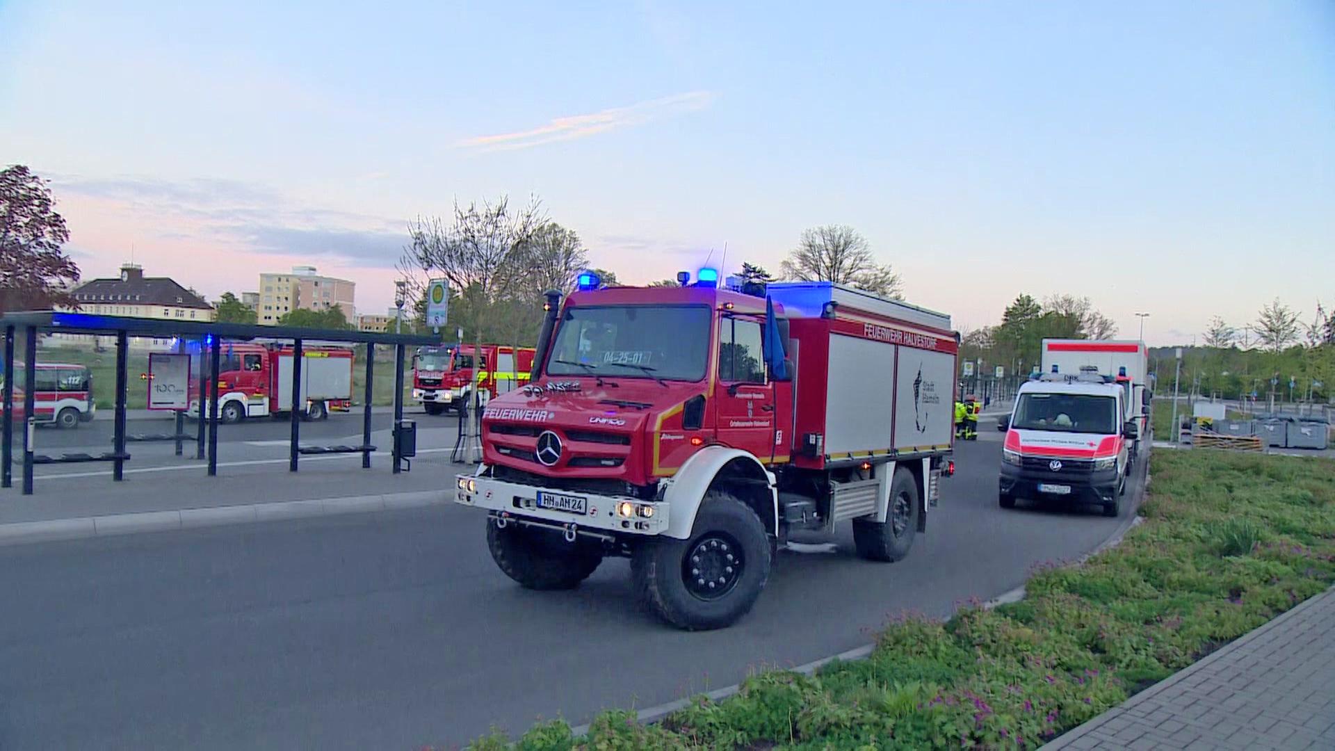 Einsatzfahrzeuge der Feuerwehr stehen während einer Bombenräumung an einer Straße in Hameln. | HannoverReporter