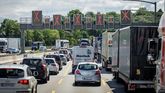 Stau auf der A7 in der Nähe von Hamburg.