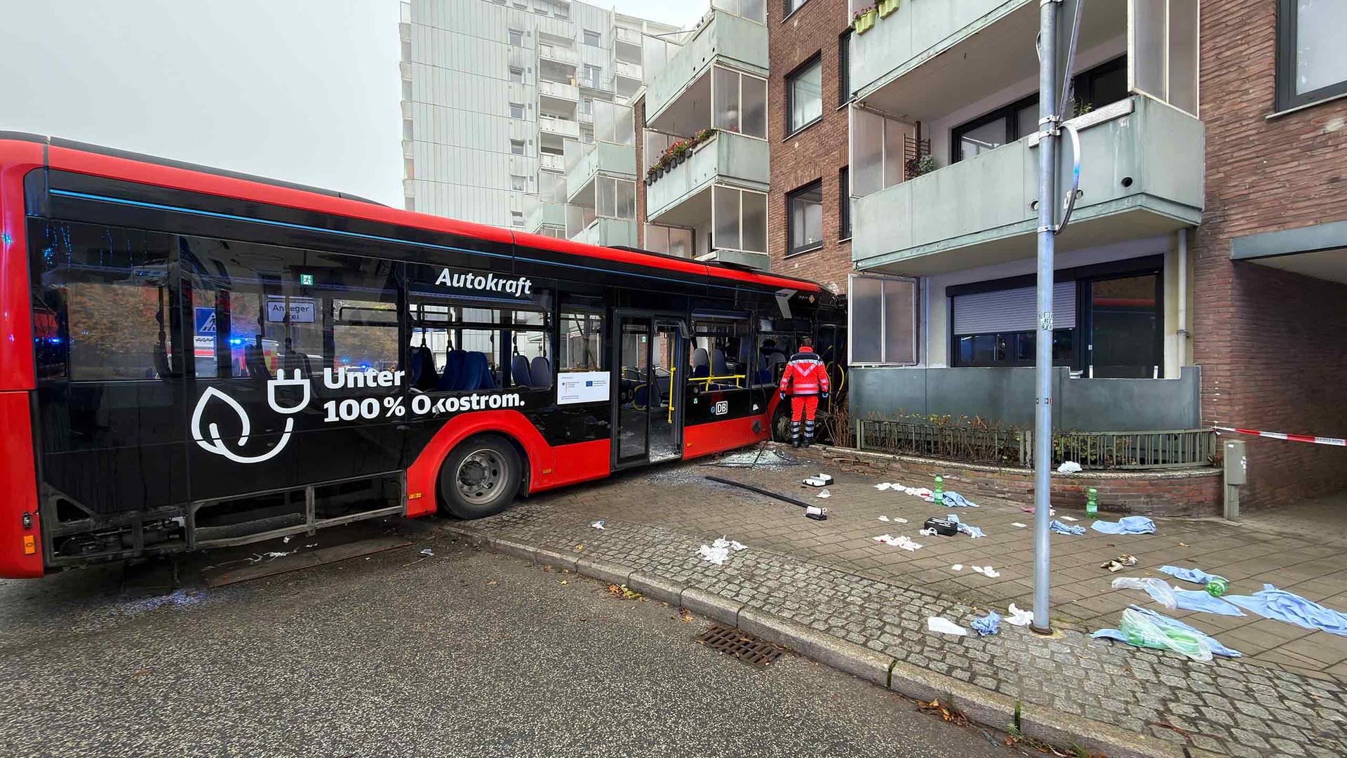 Bad Oldesloe: Bus mit Kindern kracht in Hauswand – mehrere Verletzte