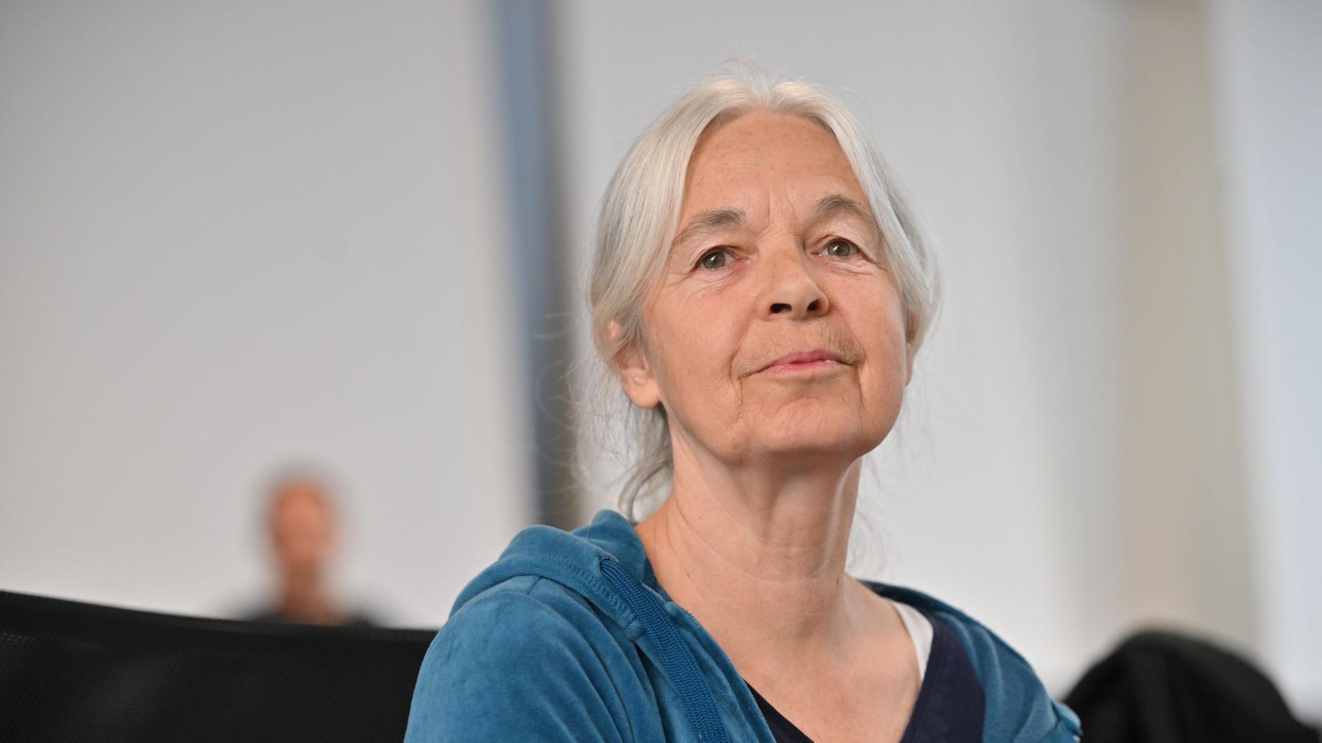 Die Angeklagte Daniela Klette sitzt in dem provisorischen Gerichtssaal des Landgerichts Verden in Verden-Eitze. | dpa-Bildfunk, Sina Schuldt