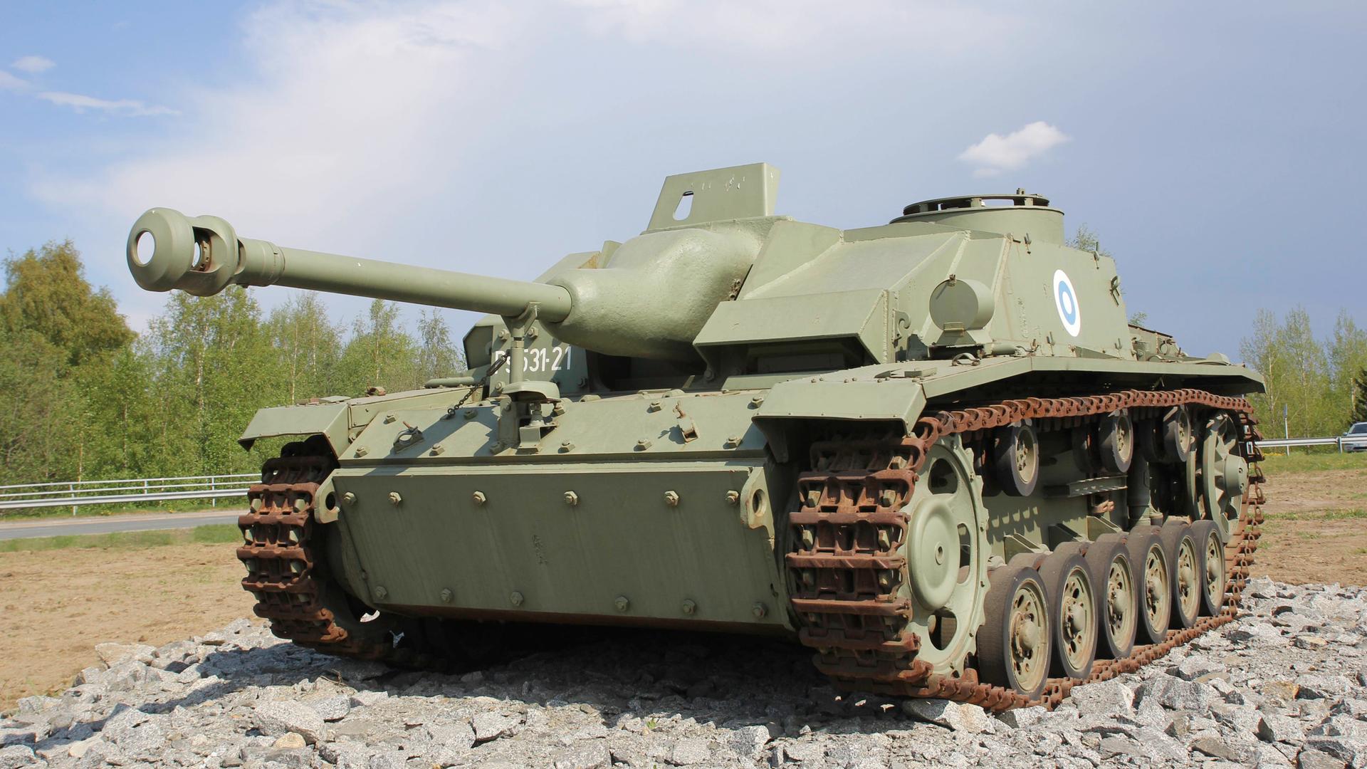 Ein Sturmgeschütz III der finnischen Streitkräfte steht an einer Autobahn. | picture alliance / akg-images / Sammlung Foedrowitz | akg-images / Sammlung Foedrowitz