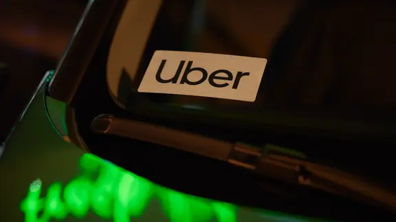 Eine Windschutzscheibe mit einem Schild auf dem "Uber" steht