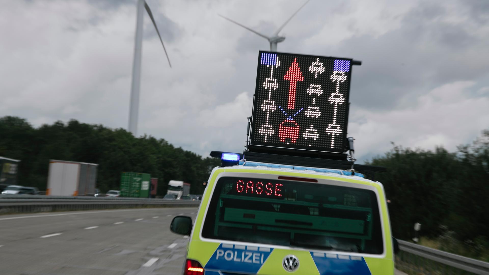 Das Leuchtschild der Polizei weist darauf hin, eine Rettungsgasse zu bilden. | Julius Matuschik