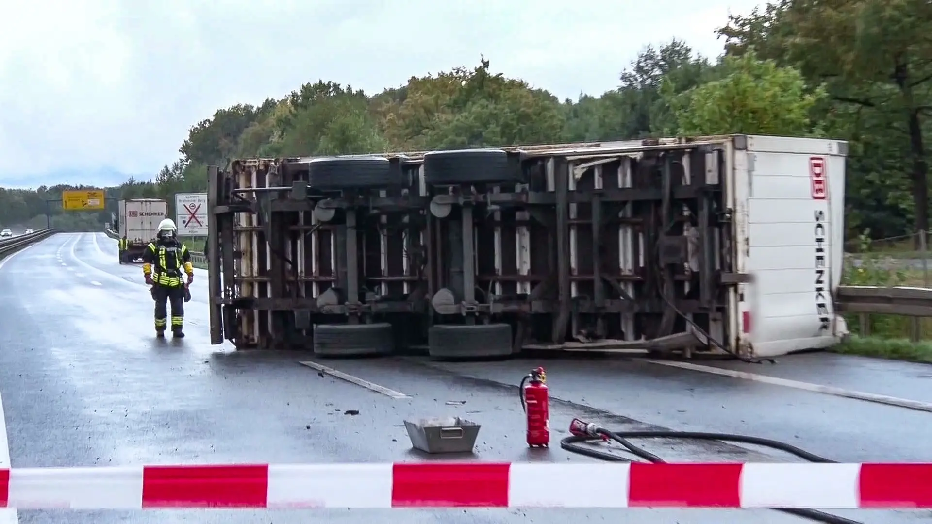 Gefahrgut-Lkw kippt auf B68 um: Vollsperrung bis in den Abend