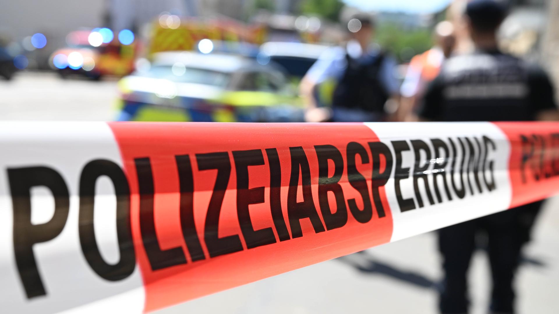 Ein Absperrband der Polizei ist an einem Einsatzort von Polizei und Feuerwehr angebracht. | picture alliance / dpa | Bernd Weißbrod