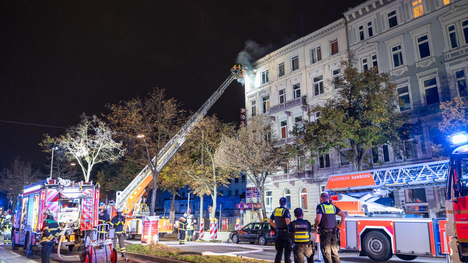 Einsatzkräfte der Feuerwehr löschen den Brand in einem Hotel in Hamburg. | picture alliance/dpa/NEWS5 | René Schröder