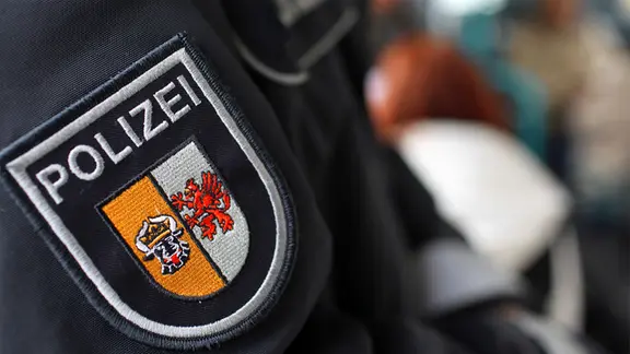 Das Wappen der Polizei Mecklenburg-Vorpommern an der Uniform eines Polizeibeamten.