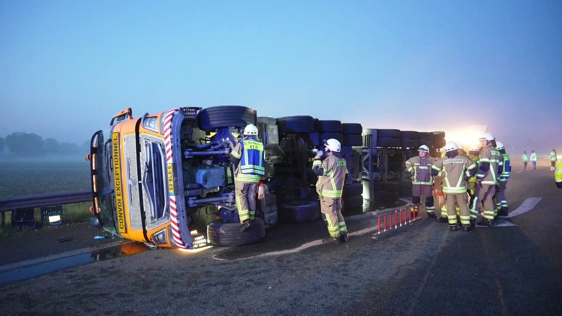 Schwertransporter-Unfall auf A1: Windradmast rollt auf Feld