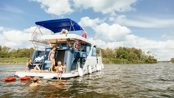 Familie auf einem modernen Hausboot