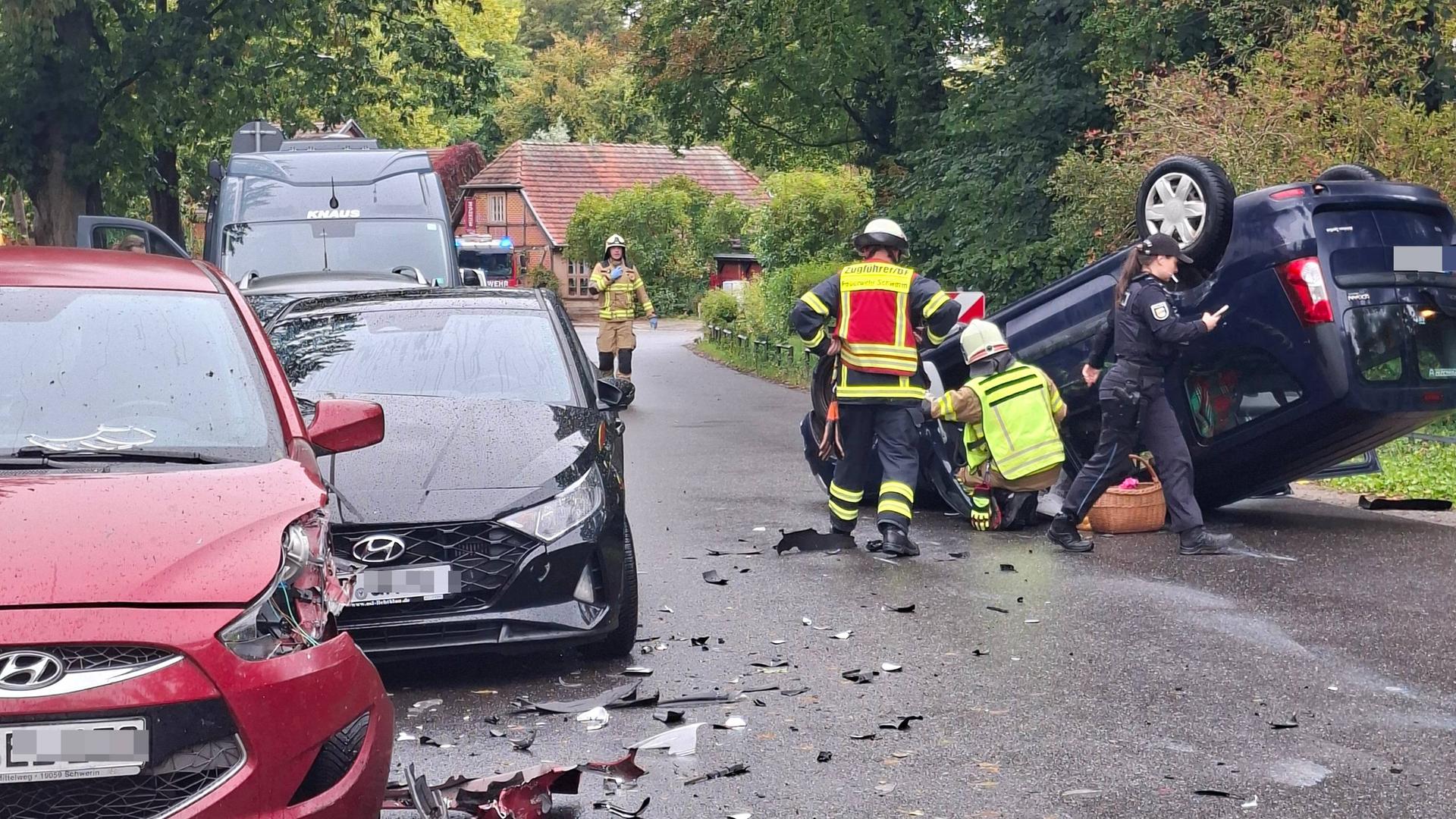 Schwerin: Unfall mit geparkten Pkw - Autofahrer landet auf dem Dach