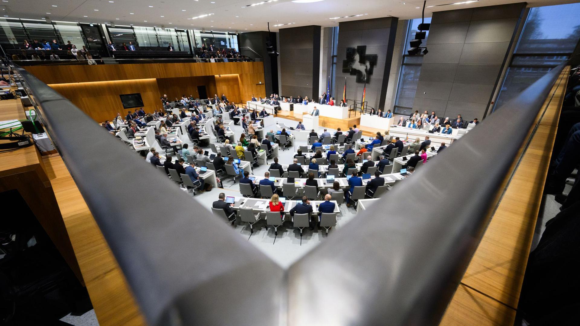 Abgeordnete sitzen im Niedersächsischen Landtag. | Julian Stratenschulte, dpa