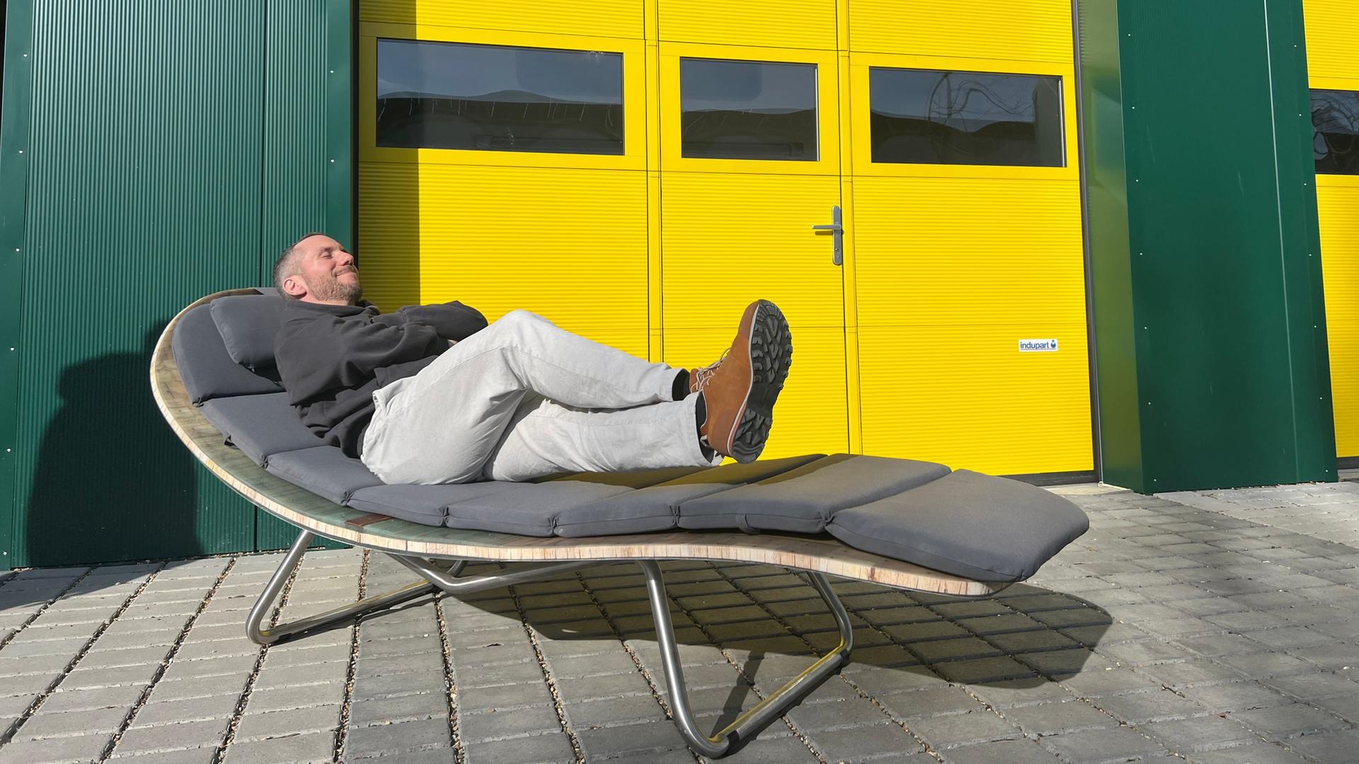 Das Startup Blattwerk macht aus Rotorblättern Designstücke. | NDR, Larissa Mass