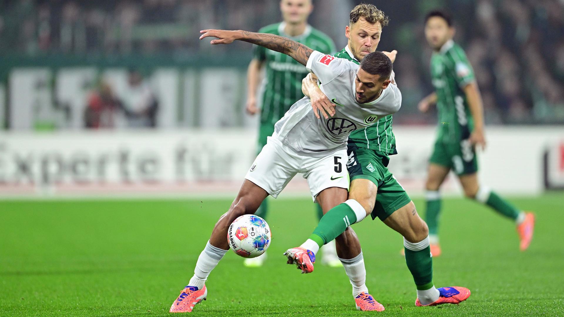 Bremens Senne Lynen (r.) im Zweikampf mit Wolfsburgs Vini Souza | Witters/Tim Groothuis