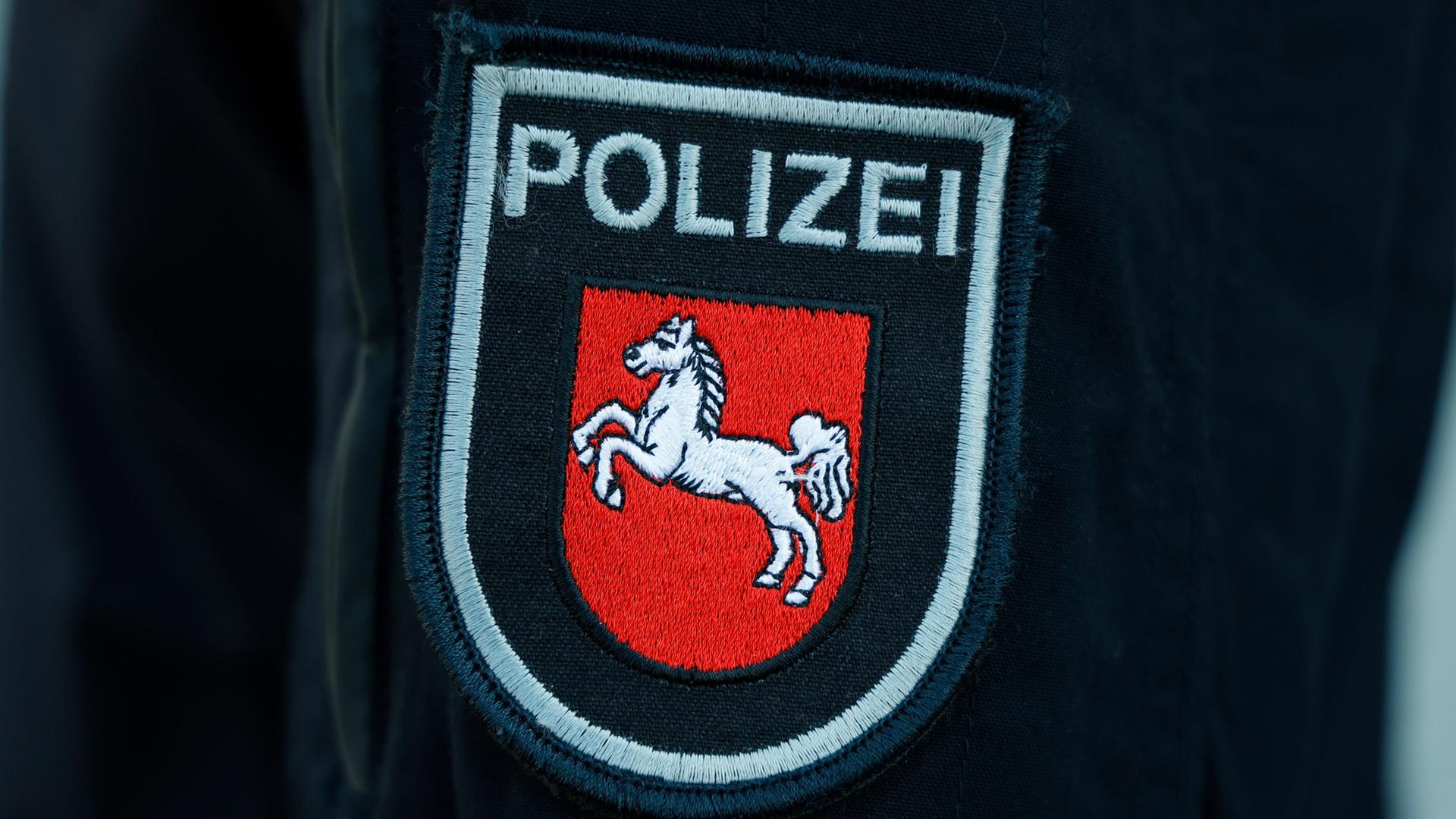 Das Ärmelabzeichen der Polizei Niedersachsen zeigt das Landeswappen, das sogenannte Sachsenross | dpa, Georg Wendt