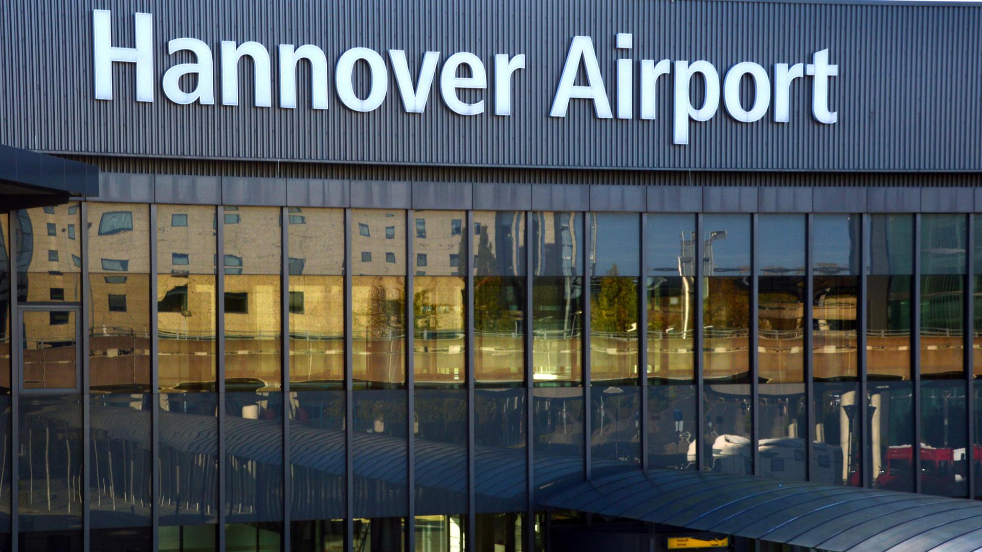 Blick auf den Schriftzug Hannover Airport an einer Gebäudefassade. | picture alliance / Zoonar | Ulf Nammert