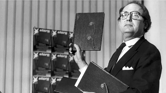 "Stern"-Reporter Gerd Heidemann am 25.04.1983 mit den vermeintlichen Dokumenten, den "Hitler-Tagebüchern".