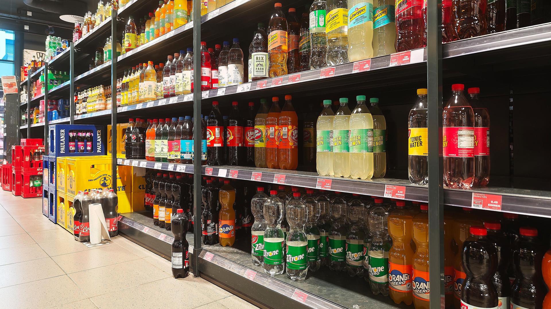 Ein volles Regal mit verschiedenen Getränkeflaschen im Supermarkt. | picture alliance, dts Nachrichtenagentur GmbH