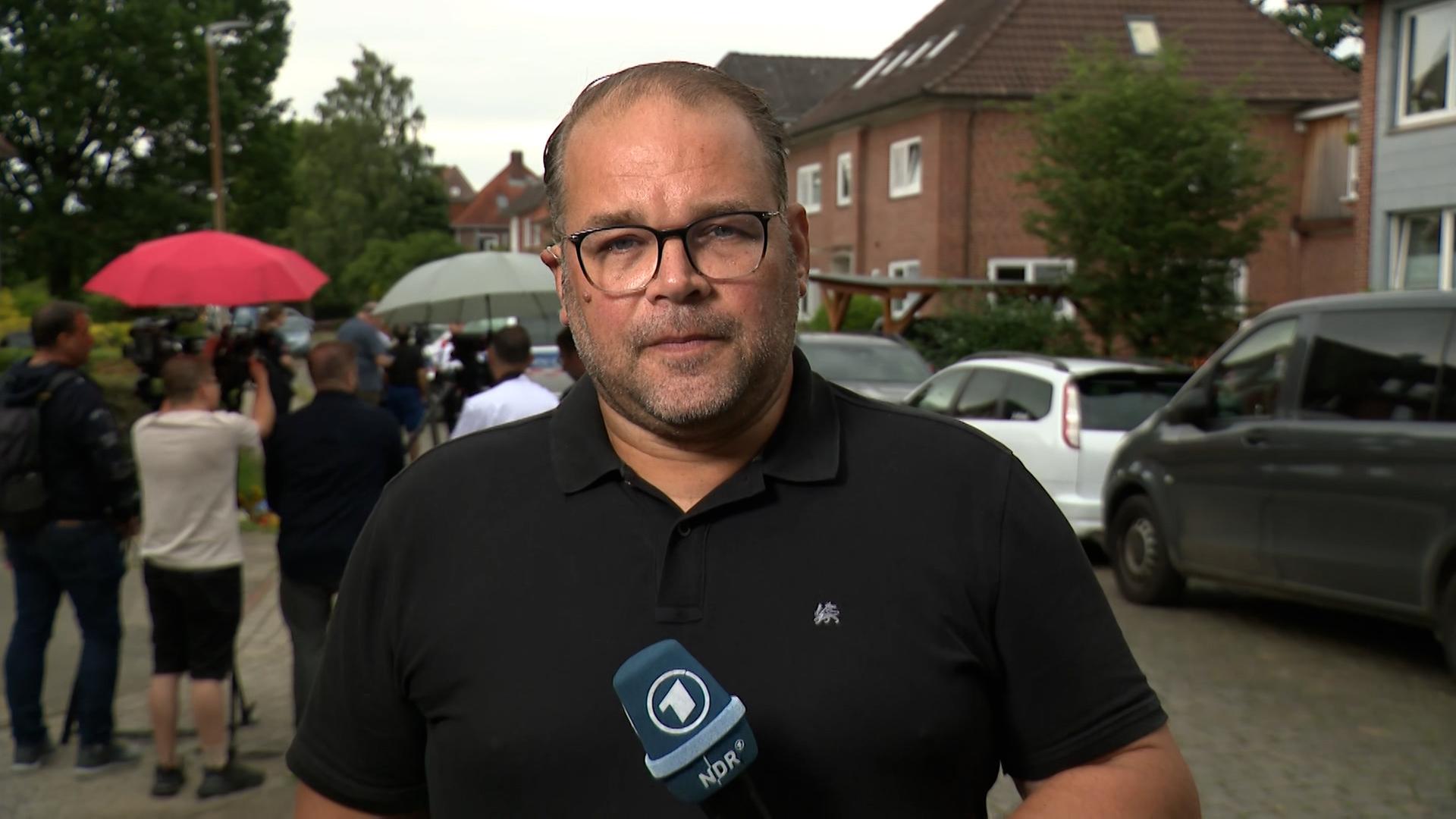 Reperoter Sebastian Duden bei einer Schlate vor dem Tatort in Stade | NDR