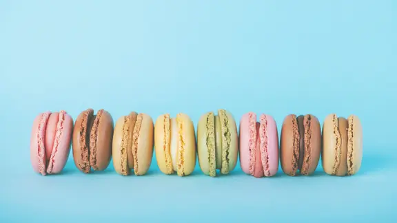 Macarons in verschiedenen Farben liegen in einer Reihe. | estherm / photocase.de, estherm / photocase.de Macarons in verschiedenen Farben liegen in einer Reihe.