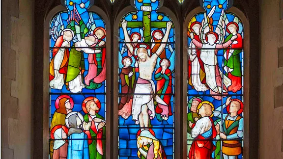 Ein Kirchenfenster zeigt die Kreuzigung Jesu. | Imago /imageBROKER/Ian Murray Ein Kirchenfenster zeigt die Kreuzigung Jesu.