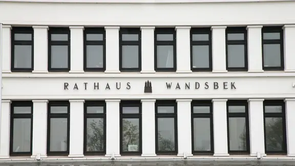 Das Bezirksamt Wandsbek in Hamburg am 29.04.2021 Foto: Das Gebäude Das Bild wurde elektronisch bearbeitet.