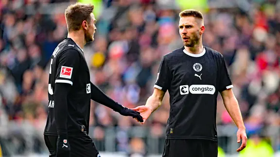 Die Abwehrspieler Karol Mets (r.) und Hauke Wahl vom FC St. Pauli
