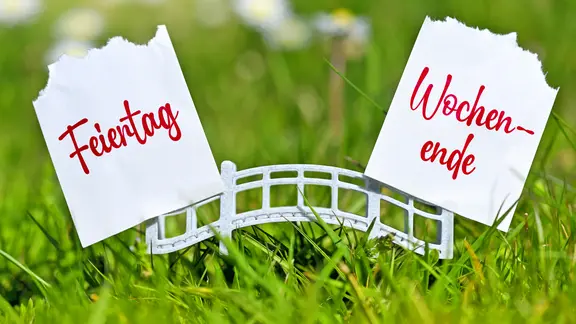 Symbolbild für einen Brückentag. | picture alliance / Chromorange, Christian Ohde Symbolbild für einen Brückentag.