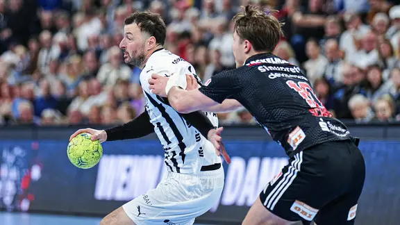Spielszene des Handball-Bundesliga-Spiels THW Kiel gegen den HC Erlangen mit Domagoj Duvnjak (l.)