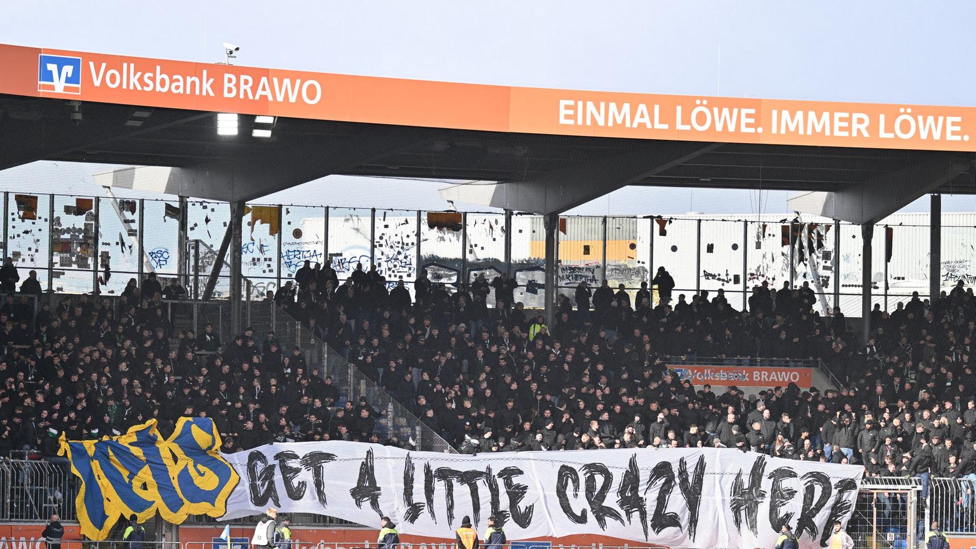 Fans von Hannover 96 zeigen ein Banner der Braunschweiger Fans mit der Aufschrift 
