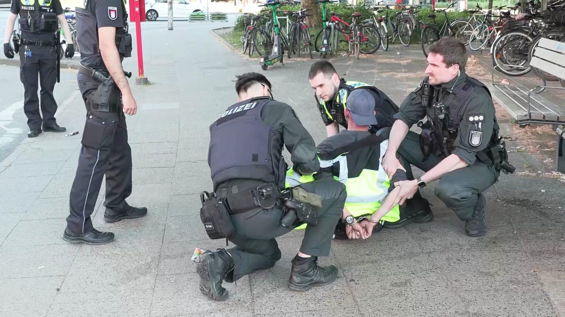 Polizeieinsatz nach Messerstreit an U-Bahnstation Schlump