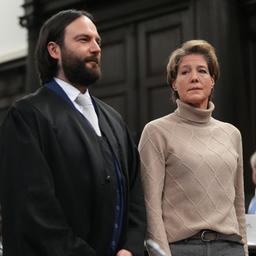 Christina Block neben ihrem Anwalt Ingo Bott vor Gericht. Im Hintergrund steht Gerhard Delling.