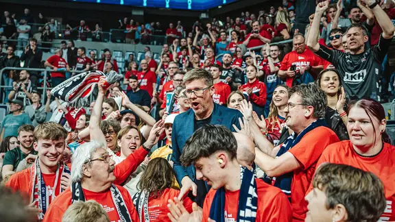 Lüneburgs Trainer Stefan Hübner (Mitte) bei den SVG-Fans