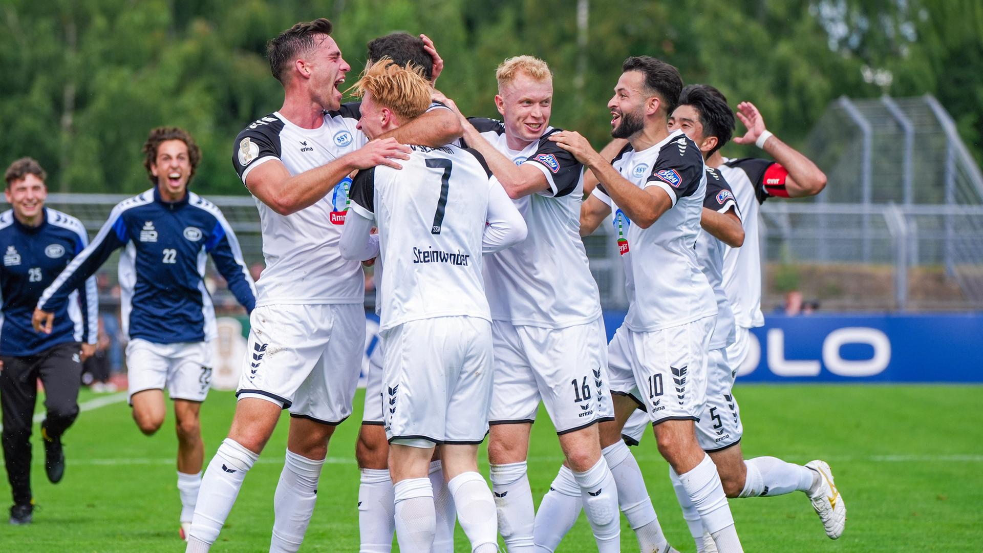 Jubelnde Spieler vom SSV Jeddeloh II | IMAGO / STEINSIEK.CH