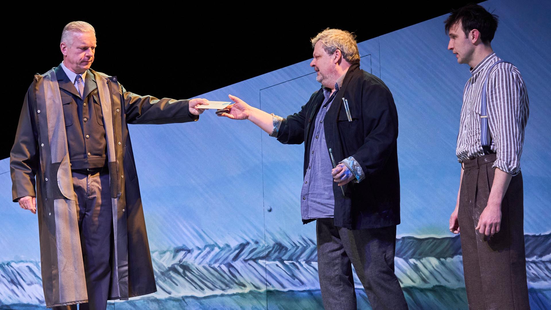 Oliver Warsitz, Ulrich Bähnk und Flavio Kiener stehen in einer Szene des Stückes 