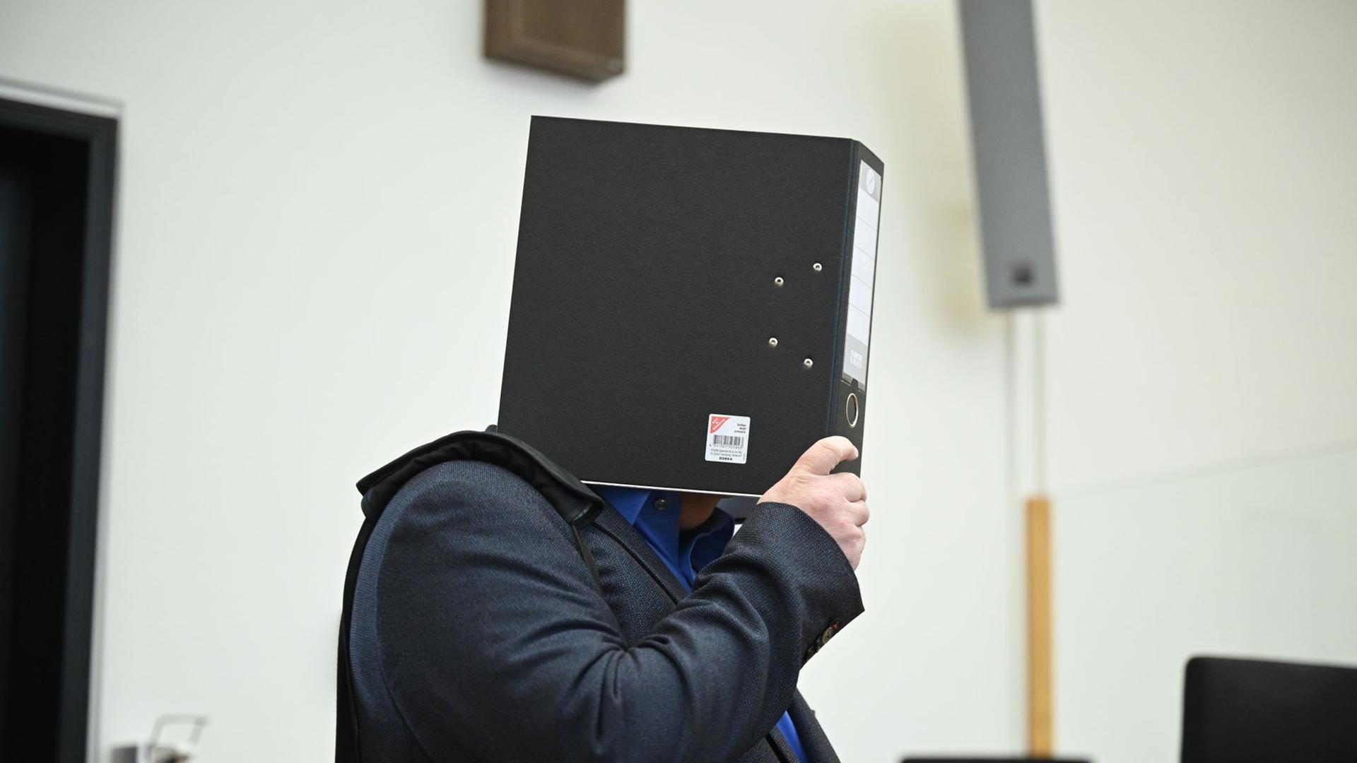 Der angeklagte ehemalige Narkosearzt kommt in ein Gerichtssaal. | dpa, Julian Stratenschulte