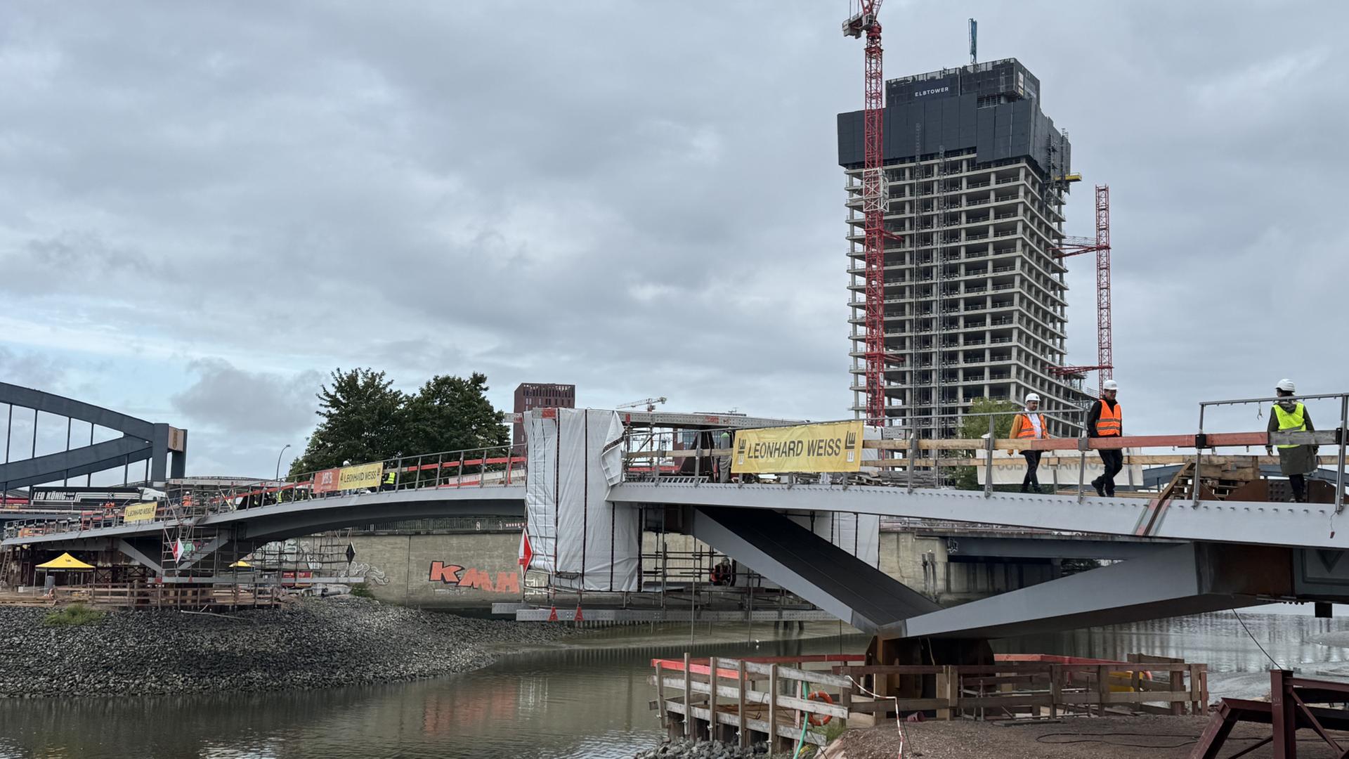 Neue Fuß- und Radwegbrücke in Entenwerder eingehoben