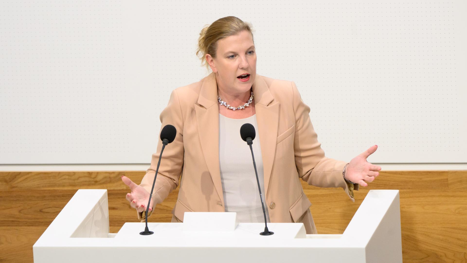 Carina Hermann (CDU) spricht im niedersächsischen Landtag. | picture alliance/dpa | Shireen Broszies