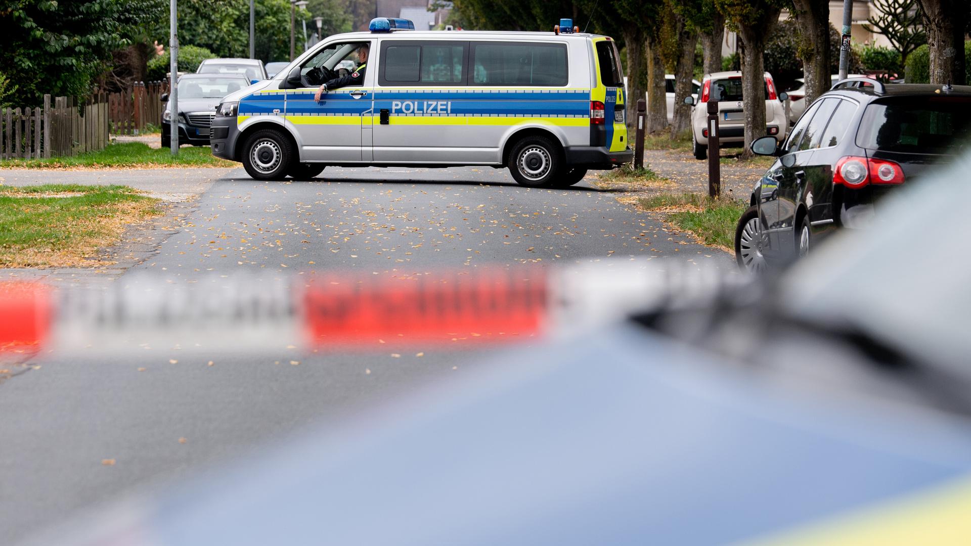 Ein Auto der Polizei steht im Oldenburger Stadtteil Osternburg auf der Straße. Der Bereich ist mit Flatterband abgesperrt. | Hauke-Christian Dittrich, dpa