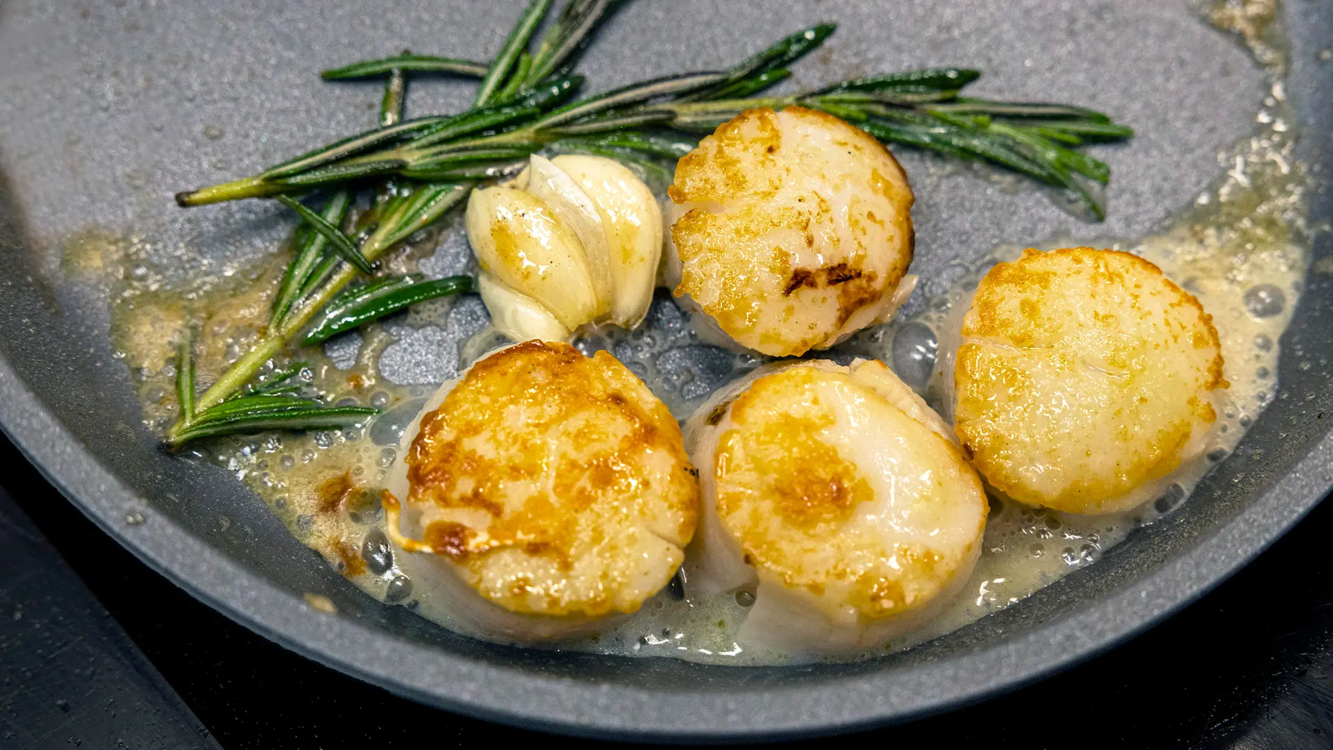 Gebratene Jakobsmuscheln mit Spargelrisotto und Pesto | ndr.de