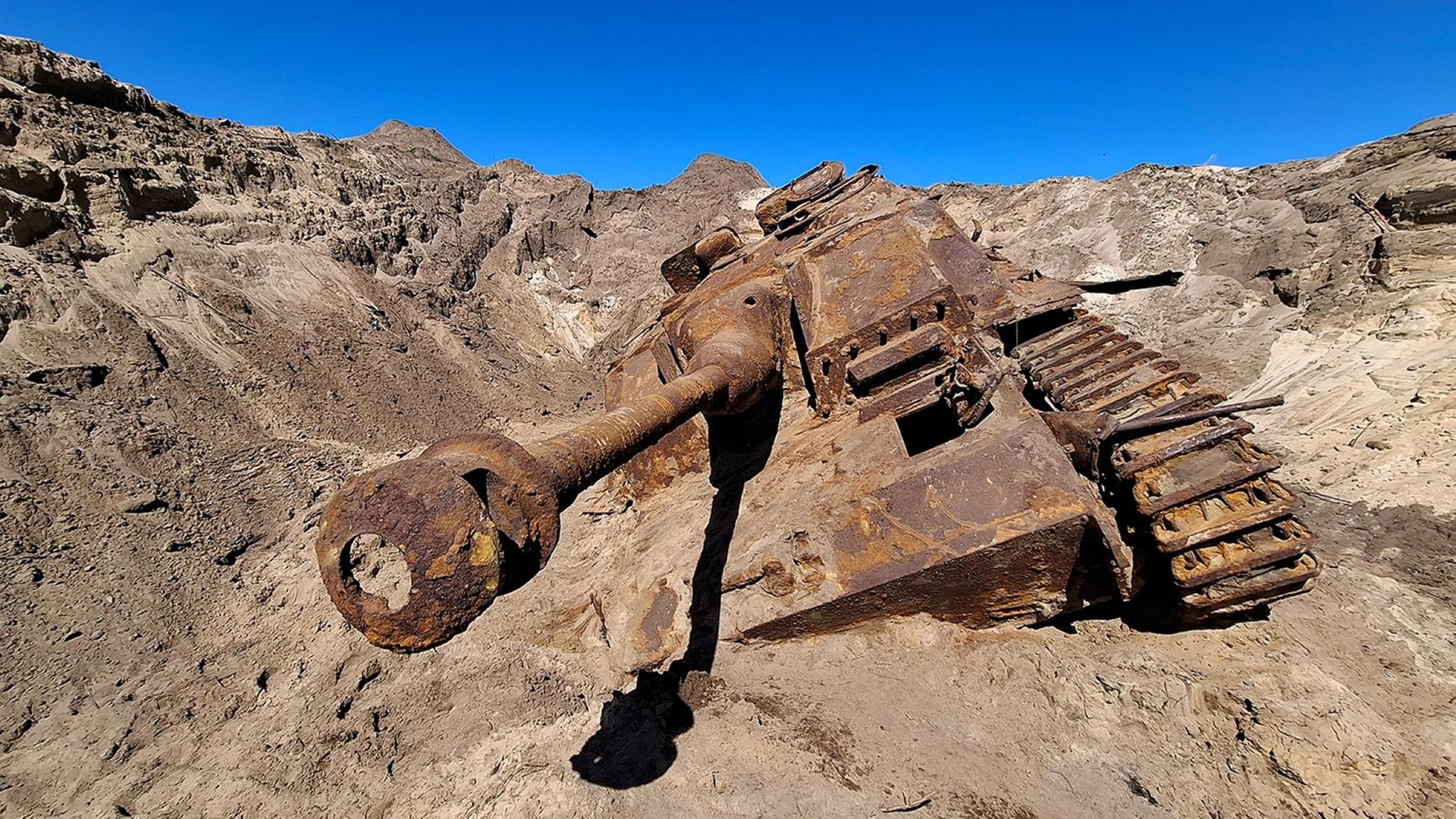 Ein halb im Sand vergrabener, rostiger Panzer | A. Hüser/Archäologische Denkmalpflege Landkreis Cuxhaven
